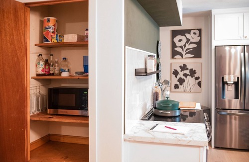 New Albany House | Clean, Spacious, Fenced, Group Ready, As Seen On Apartment Therapy