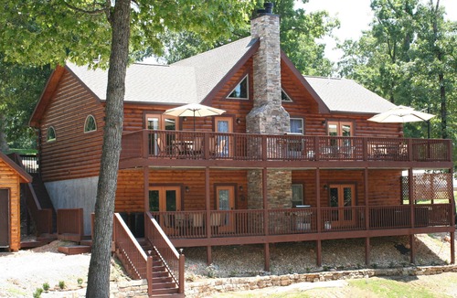 Branson Cedars Cabin | Close to Big Cedar Lodge & Thunder Ridge, 12 min to Branson Strip, Hot Tub, WIFI
