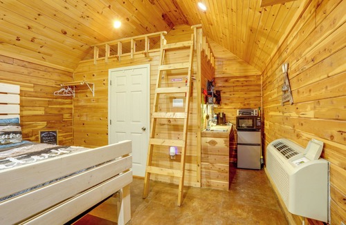 Newnata Apartment | Close to Blanchard Caverns! Nature-centric Cabin