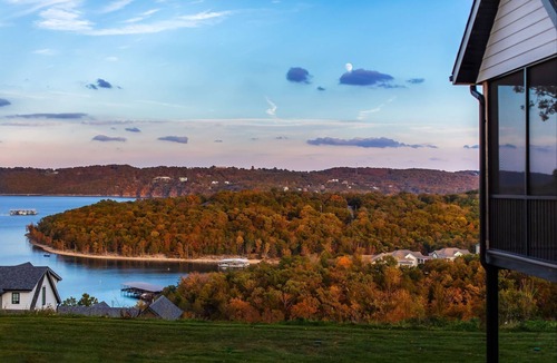 Kimberling City House | Close to Dogwood Canyon/SDC Modern Lakefront Private Lodge with Free Resort Amenities