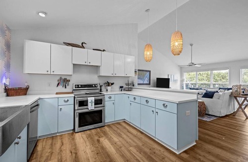Atlantic Beach Cottage | Coastal Retreat with Outdoor TV and Relaxing Porch Space in Atlantic Beach, NC
