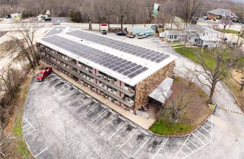 Branson West Hotel | Colonial Mountain Inn Branson MO