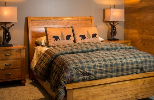 Magnet Cabin | Come relax & enjoy our luxury log cabin, watch barges on banks of the Ohio River