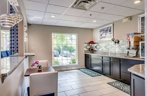 Lexington Resort | Comfort and Convenience! Free Breakfast, Free Parking, Close to Loudoun House