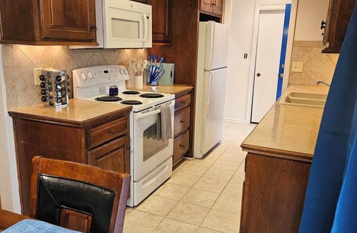 Gladstone House | Comfortable 3-bedroom home in beautiful Kansas City with AC for FIFA World Cup.