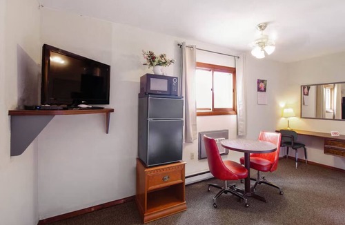 Cheyenne Wells Hotel | Comfortable + Affordable Room for Road Trips + Relaxation