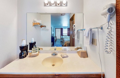 Indian Point House | Comfortable and Convenient Studio Near Table Rock Lake w/Free WiFi, Shared Pool