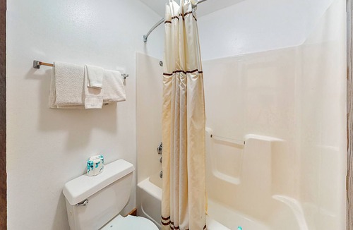 Indian Point House | Comfortable and Convenient Studio Near Table Rock Lake w/Free WiFi, Shared Pool