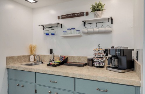 South Harrison House | Comfortable and Stylish 4-bedroom with Pool in Eastside Tucson - 10 guests