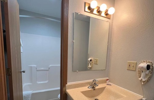 Nebraska City Hotel | Comfortable Stay w/Free Parking – Minutes from Nebraska City Sights