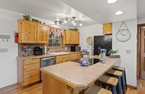 Branson West Cabin | Comfy Cabin w 4 Primary Suites > 4 min to SDC < Lake > Golf < Pools >