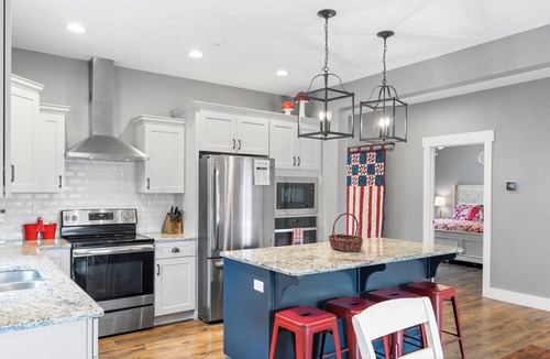 Table Rock House | Community Pool-Lake Views-Daily Tickets to Local Attractions-Air Hockey!
