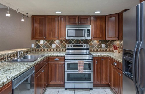 Table Rock Condo | Condo with screened porch on the bluffs of Lake Taneycomo!
