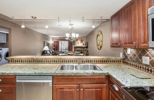 Table Rock Condo | Condo with screened porch on the bluffs of Lake Taneycomo!