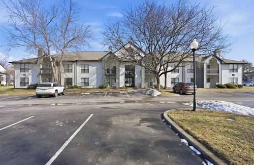 Hurstbourne Acres Apartment | Contemporary Comfort at 502