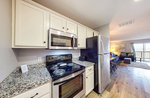 Branson Condo | Convenient Condo w/Great Location, Shared Pool, Free WiFi, Private Balcony, View