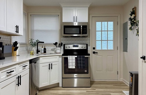 Hadley - Washington House | Convenient cozy stylish 2-bedroom townhome-Mins to downtown and attractions