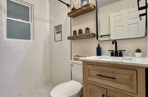 Hadley - Washington House | Convenient cozy stylish 2-bedroom townhome-Mins to downtown and attractions