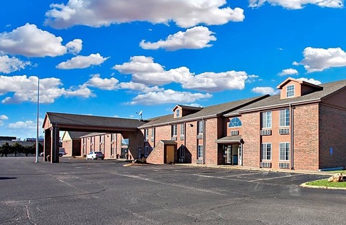 Newton Hotel | Coratel Inn & Suites By Jasper Newton