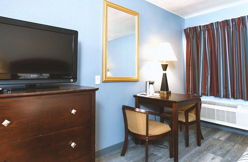 Park City House | Coratel Inn & Suites by Jasper Park City - Wichita North - DKBNS