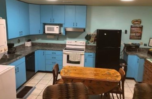 Hollister Cottage | Cottage on Lake Taneycomo, near the College of the Ozarks and the dam.