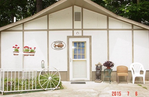 Hollister Cottage | Cottage on Lake Taneycomo, near the College of the Ozarks and the dam.