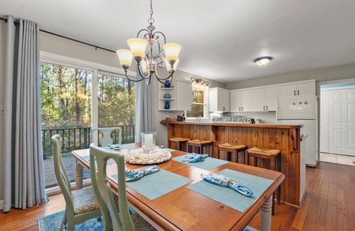 Manteo House | Cottage on the Hill: Pet Friendly