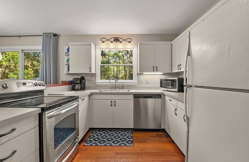 Manteo House | Cottage on the Hill: Pet Friendly