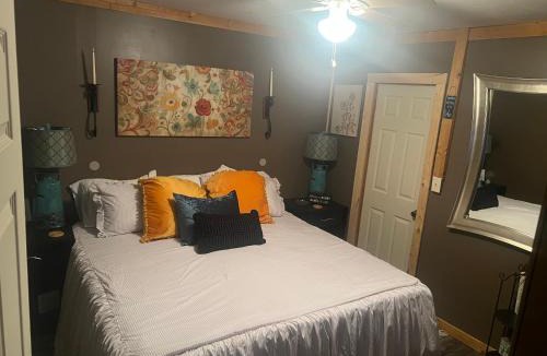 Burnside Villa | Country Cottage Lake Cumberland KING BED