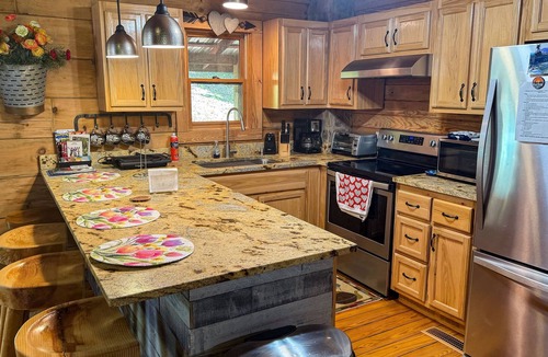 Wears Valley Cabin | COUNTRY HIDEAWAY - Great Location Near National Park and Community Seasonal Pool