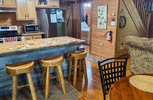 Wears Valley Cabin | COUNTRY HIDEAWAY - Great Location Near National Park and Community Seasonal Pool