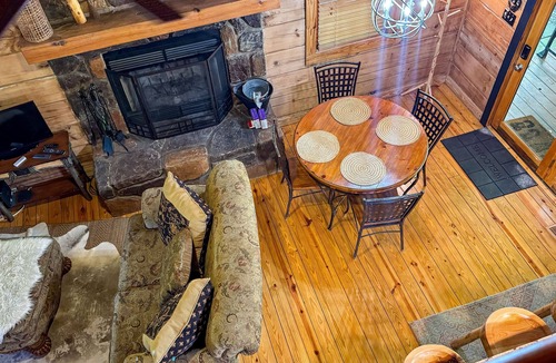 Wears Valley Cabin | COUNTRY HIDEAWAY - Great Location Near National Park and Community Seasonal Pool