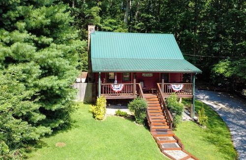 Wears Valley Cabin | COUNTRY HIDEAWAY - Great Location Near National Park and Community Seasonal Pool