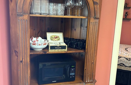 Holly Ridge Cottage | Country Oasis 15 Minutes from Beach Perfect for Bacholorette or Girls Weekend