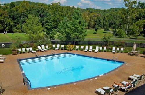 Branson West Apartment | Couples Condo Retreat Overlooking Golf Course