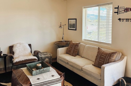 El Prado House | Couples getaway in cozy casita! Taos mountain Views!