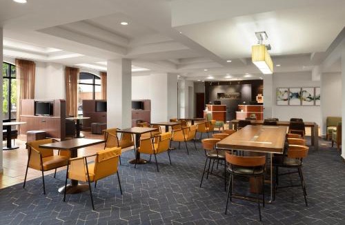 Highland Park Hotel | Courtyard Louisville Airport