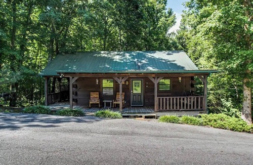 Tellico Plains Cabin | Cowboy cabin. Modern log cabin spacious studio with HOT TUB that will take you back in time.
