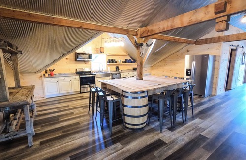 Corbin Condo | Coyote Moon Ranch 4-bed condo barn dominium style borders Forest & Laurel Lake