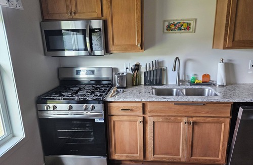 Grand Island Apartment | Cozy 1-bedroom apartment in Grand Island located on an urban farm.