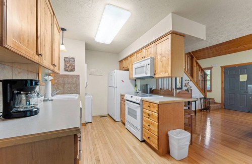 Branson West Cabin | Cozy 1 Bedroom at Stonebridge Resort just minutes from Silver Dollar City!