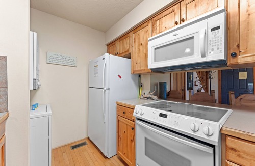 Branson West Cabin | Cozy 1 Bedroom at Stonebridge Resort just minutes from Silver Dollar City!