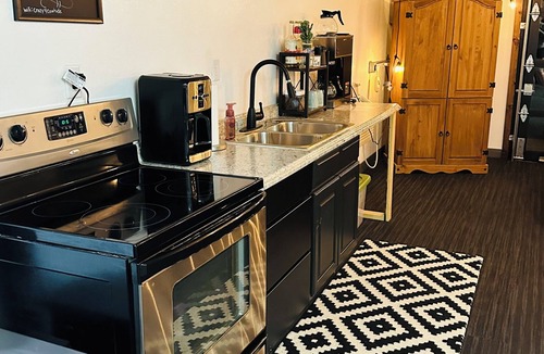 Carnarvon Cabin | Cozy 1-bedroom cabin in Rural Vail next to the Boyer River for relaxing stays