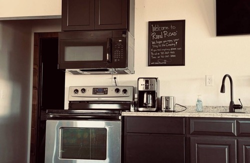 Carnarvon Cabin | Cozy 1-bedroom cabin in Rural Vail next to the Boyer River for relaxing stays