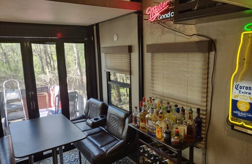 Russellville RV Rental | Cozy 1-bedroom campground in beautiful Russellville with AC