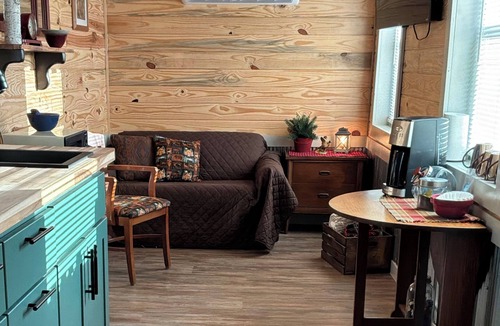 Protection Cabin | Cozy 1-bedroom lodge in lovely Protection KS with AC