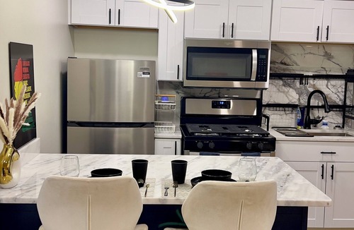 Crosstown Apartment | Cozy 1-bedroom with AC and WiFi in amazing Memphis downtown apartment.