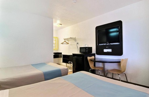 Carlsbad Hotel | Cozy 2-bed|Pool|Free Wifi|Snacks