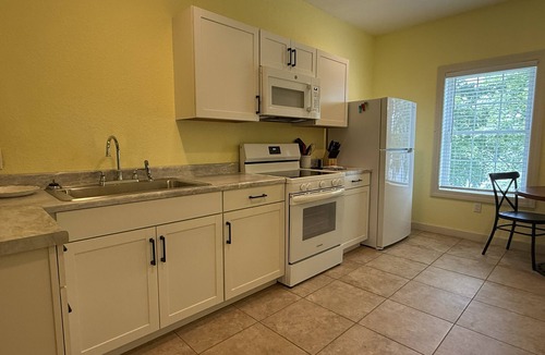 Eddyville Cottage | Cozy 2-bedroom Bayside Cottage located at Eddy Creek Marina Resort