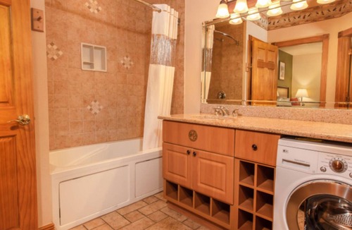 Branson Theater District Condo | Cozy 2-bedroom condo in lovely Branson with fitness room, WiFi